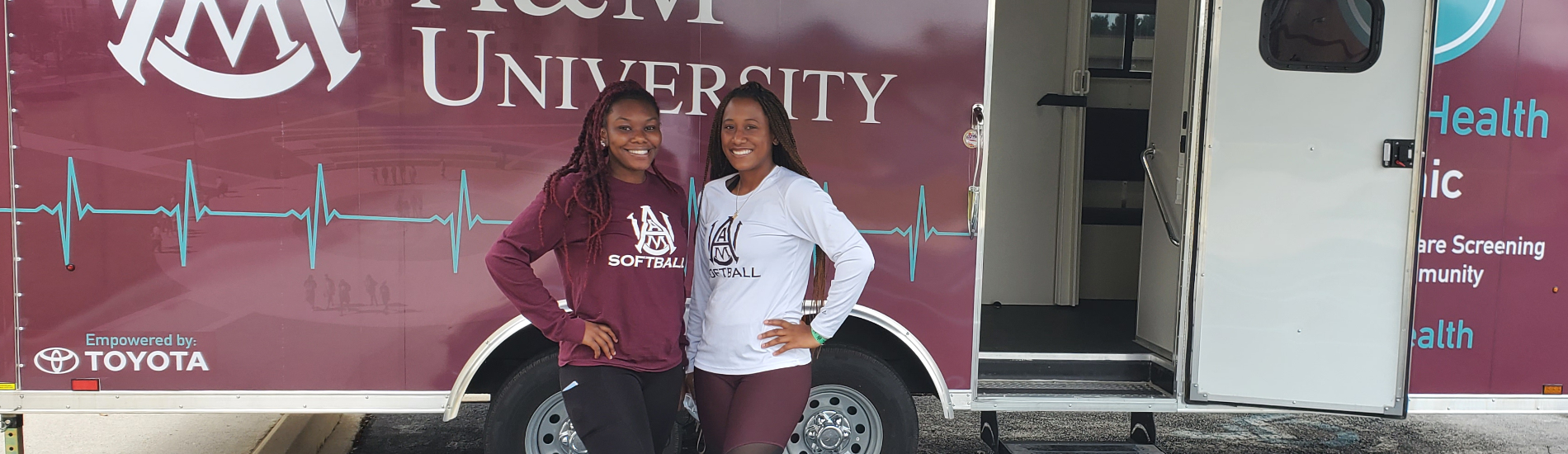 AAMU Students in front of Mobiel Health clinic trailer